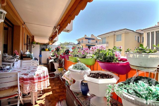 Afficher la photo en grand Appartement F2 à vendre - 2 pièces - 55.15 m2 - ROQUEBRUNE CAP MARTIN - 06 - PROVENCE-ALPES-COTE-D-AZUR - Century 21 Optimmo