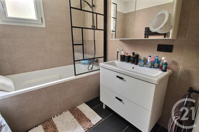 Afficher la photo en grand Appartement F5 à vendre - 5 pièces - 101.84 m2 - ST ANDRE DE LA ROCHE - 06 - PROVENCE-ALPES-COTE-D-AZUR - Century 21 Optimmo